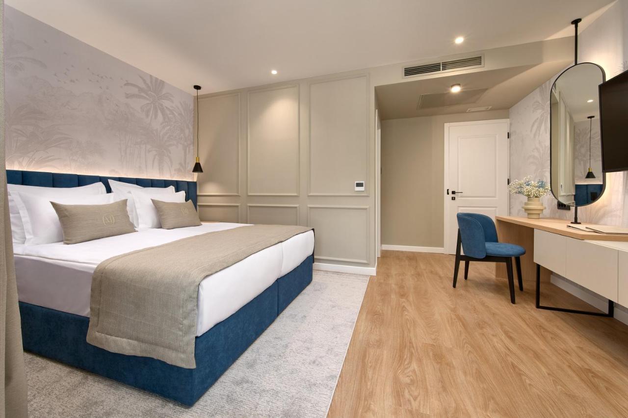 Quarto com Cama King-size e Vista do Jardim